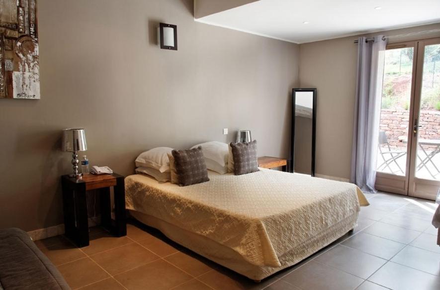 L'Hotellerie Kouros Cuers Rom bilde