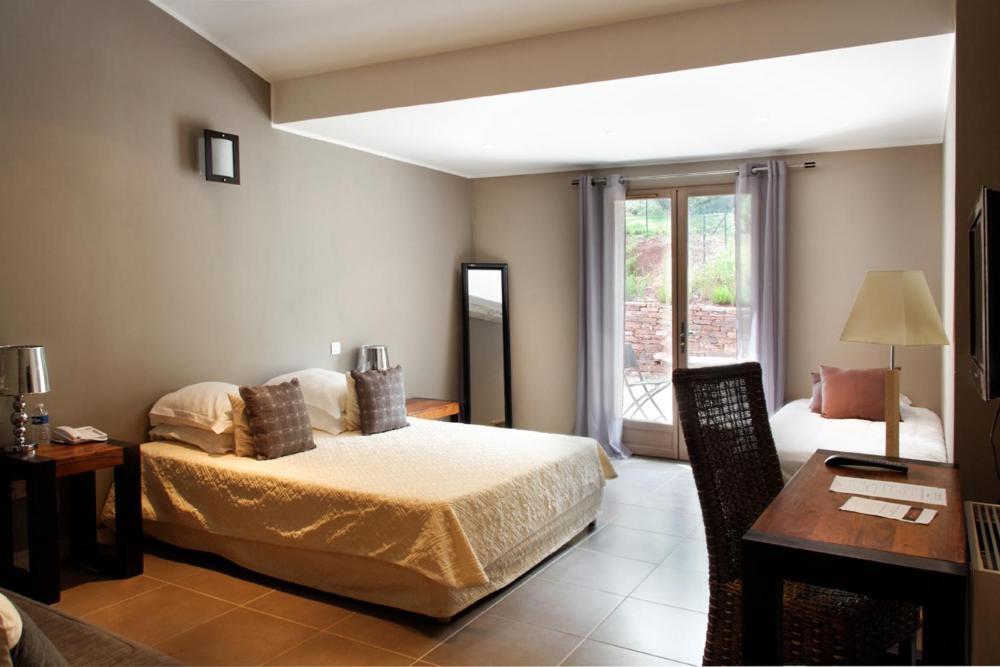 L'Hotellerie Kouros Cuers Rom bilde